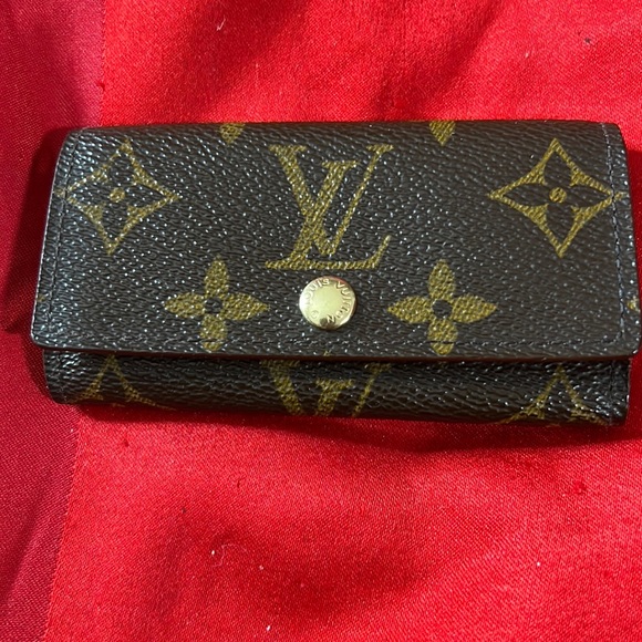 Authentic LOUIS VUITTON authentic monogram LV  4 key holder cles preloved - Picture 2 of 9